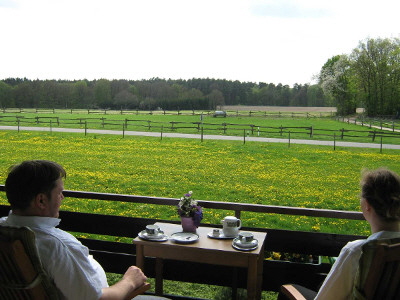 Fernsicht vom gro�en �bedachten Balkon genie�en