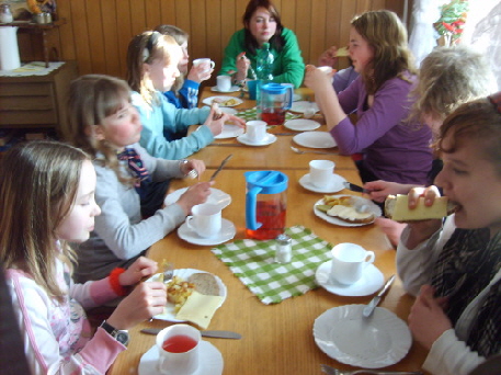 Reiterrinnen zur fr�hlichen "Kaffezeit"