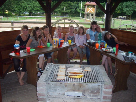 Fr�hliche Reiterinnen in der Grillh�tte am Reitplatz