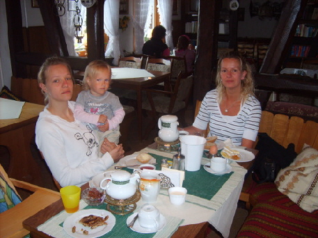 

Beim Fr�hst�ck im Heidjerst�bchen 