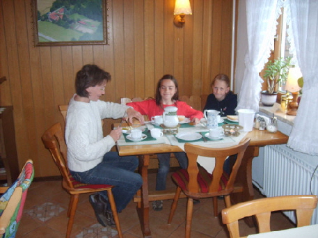 Mutter & Kind im gem�tlichem Fr�hst�cksraum