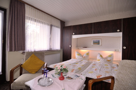 Doppelzimmer mit Sitzecke und gro�em �berdachten Balkon