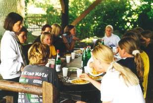 Reiter-Picknick im Gr�nen...